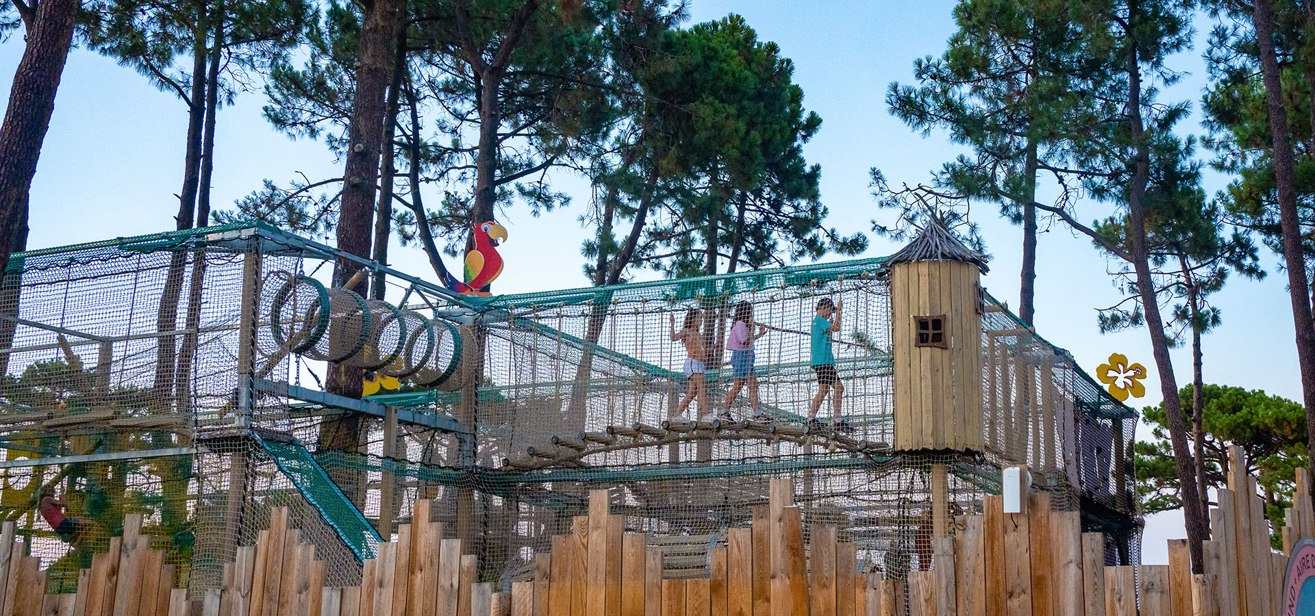 Camping san damiano aire de jeux vue globale depuis esplanade